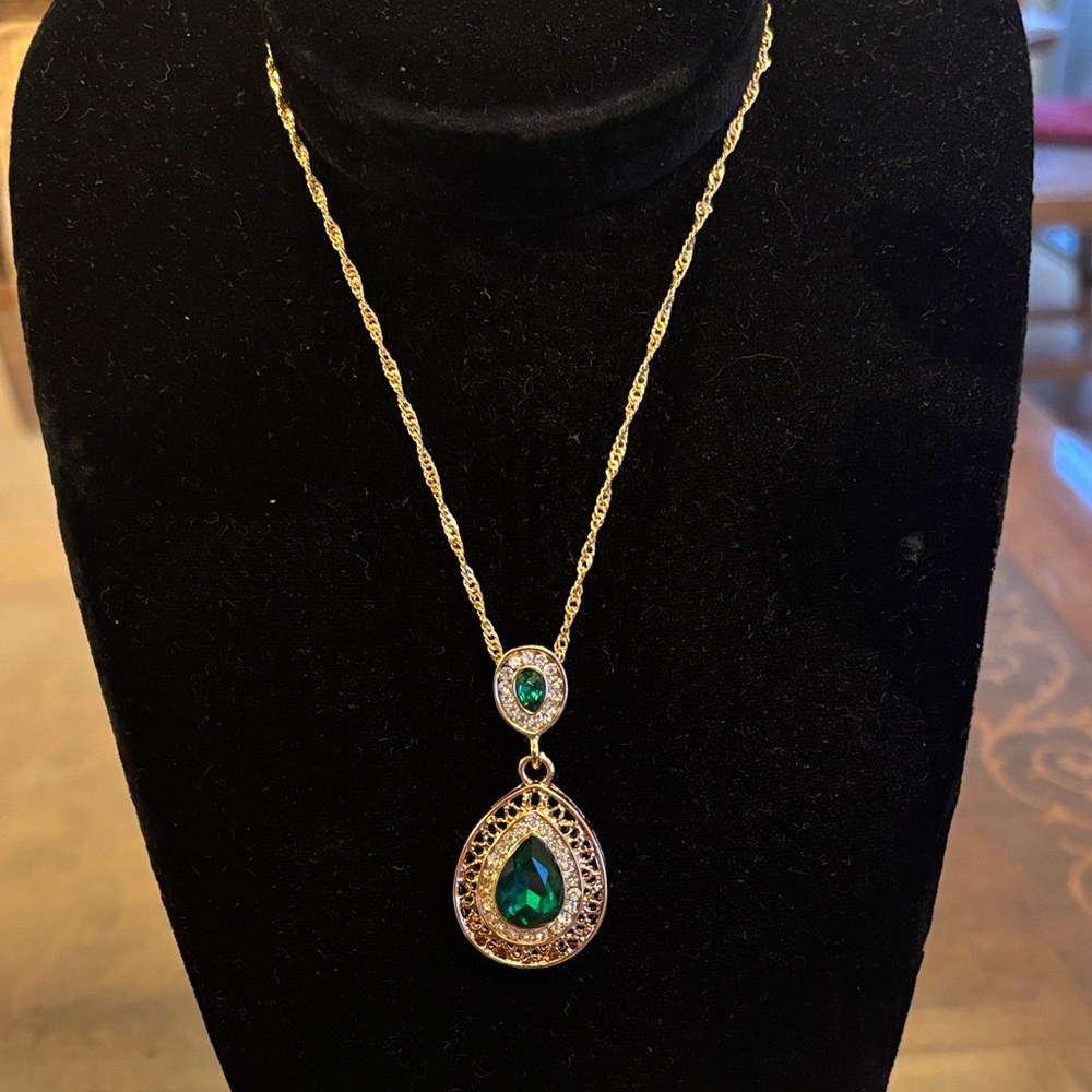 Elegant Gold and Green Pendant Necklace